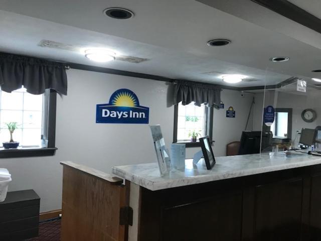 Days Inn By Wyndham Amherst Exterior photo