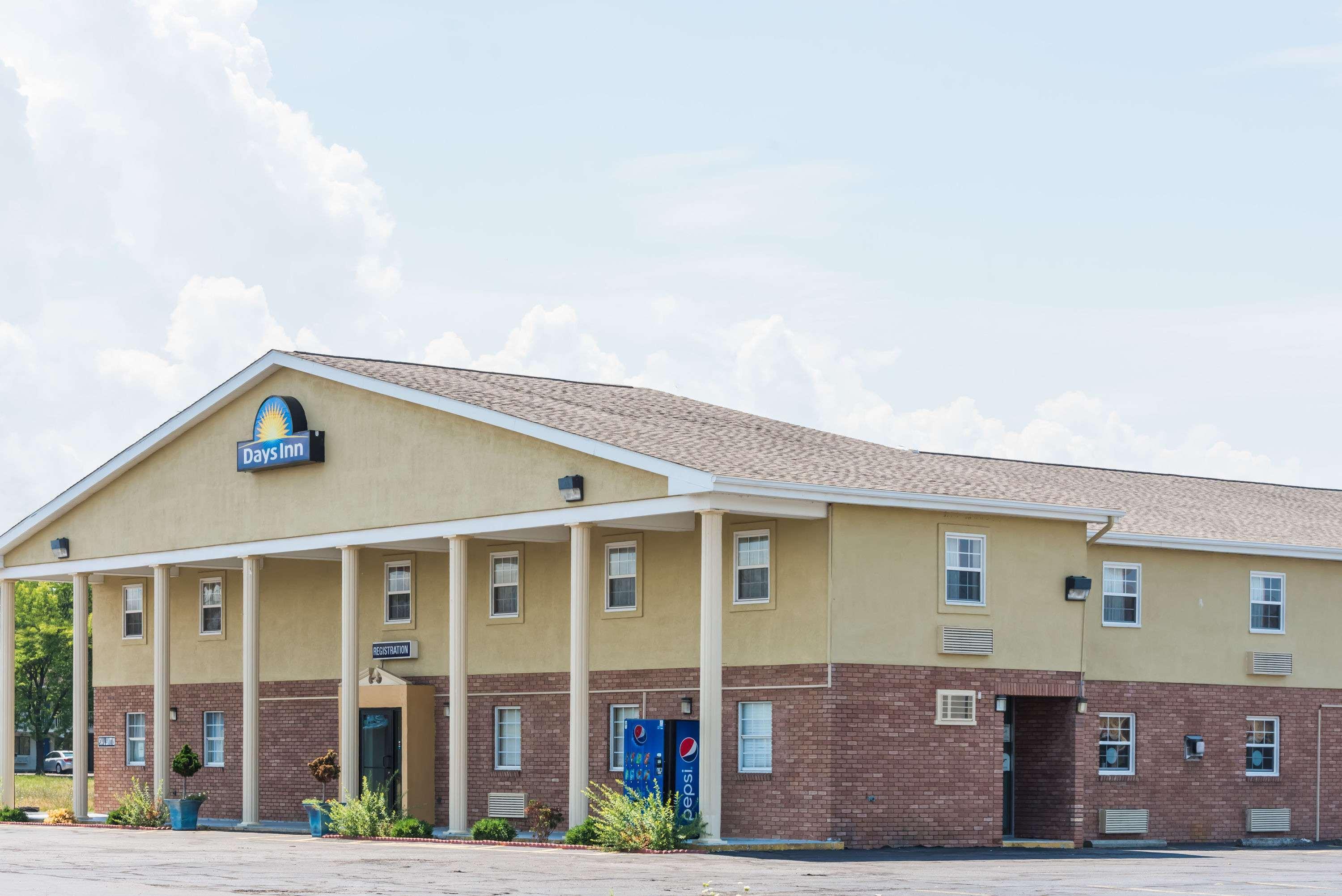Days Inn By Wyndham Amherst Exterior photo